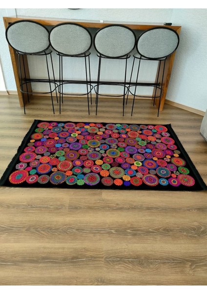 Mars Serisi Siyah Rengin Üzerinde Multy Tonlarında Çiçekli Desen Kaymaz Taban Şönil Halı fırsatları