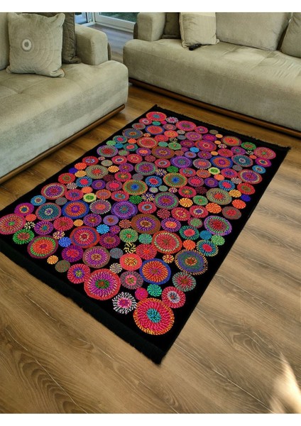 Mars Serisi Siyah Rengin Üzerinde Multy Tonlarında Çiçekli Desen Kaymaz Taban Şönil Halı