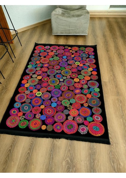Mars Serisi Siyah Rengin Üzerinde Multy Tonlarında Çiçekli Desen Kaymaz Taban Şönil Halı modelleri