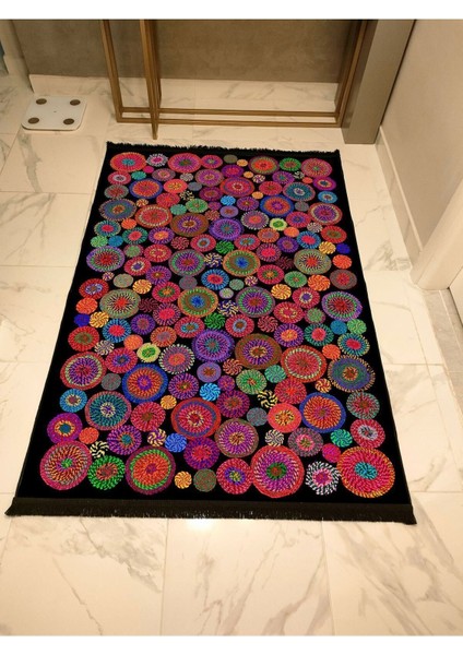 Mars Serisi Siyah Rengin Üzerinde Multy Tonlarında Çiçekli Desen Kaymaz Taban Şönil Halı