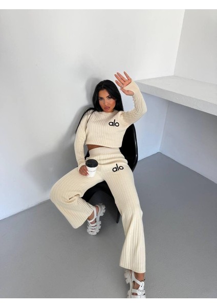 Bayan Çift Ipli Bisiklet Yaka Çizgi Desenli Triko Eşofman Takımı fiyatları