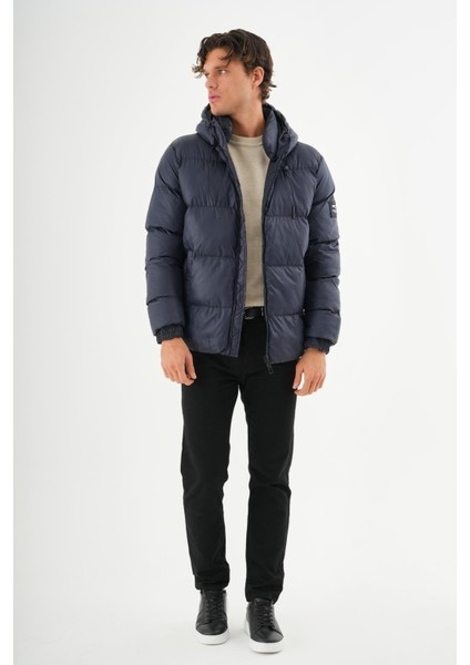 Erkek Regular Fit Astarlı Çok Cepli Kapuşonu Çıkan Rahat Mont