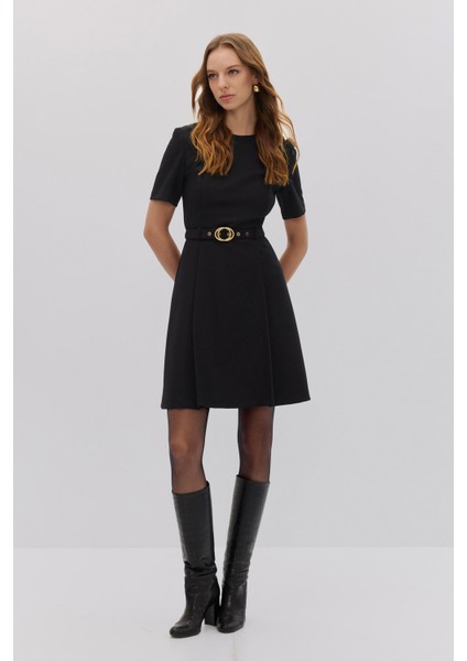 Omzu Düğme Detaylı Kemerli Mini Elbise