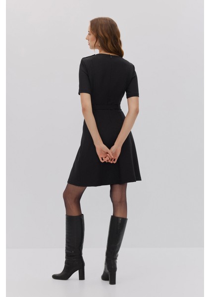 Omzu Düğme Detaylı Kemerli Mini Elbise modelleri