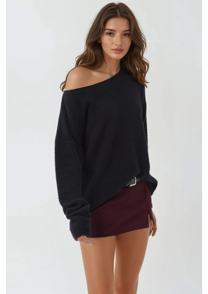 Kadın Yumuşak Dokulu Kayık Yaka Triko Kazak Siyah