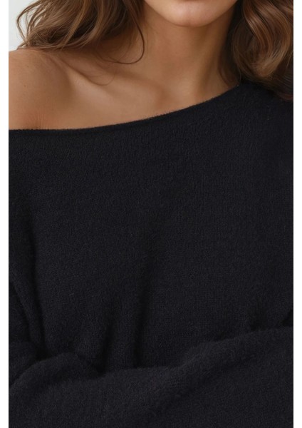 Kadın Yumuşak Dokulu Kayık Yaka Triko Kazak Siyah