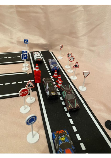 Mini Trafik Eğitim Seti Asfalt - Trafik Levhaları - Duba Çocuk Eğitici Seti Sürpriz Araba Hediyeli fiyatları