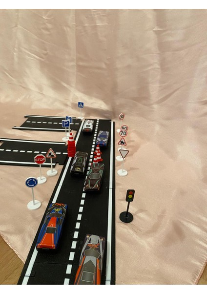 Mini Trafik Eğitim Seti Asfalt - Trafik Levhaları - Duba Çocuk Eğitici Seti Sürpriz Araba Hediyeli modelleri