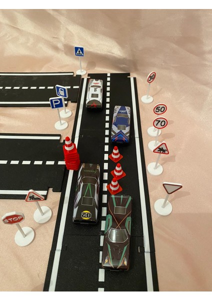 Mini Trafik Eğitim Seti Asfalt - Trafik Levhaları - Duba Çocuk Eğitici Seti Sürpriz Araba Hediyeli fırsatları