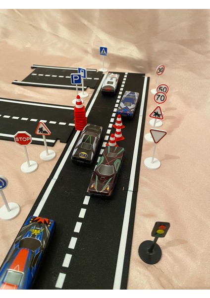 Mini Trafik Eğitim Seti Asfalt - Trafik Levhaları - Duba Çocuk Eğitici Seti Sürpriz Araba Hediyeli indirimleri