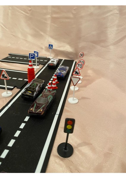 Mini Trafik Eğitim Seti Asfalt - Trafik Levhaları - Duba Çocuk Eğitici Seti Sürpriz Araba Hediyeli