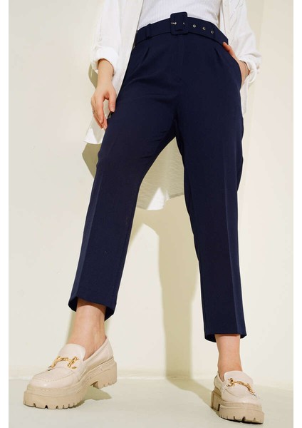 Slim Fit Havuç Paça Kemerli Kadın Pantolon – Zamansız Şıklık, Maksimum Konfor, Modern Siluet indirimleri