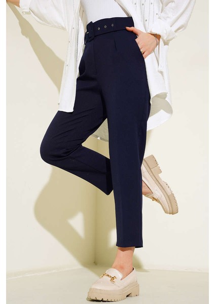 Slim Fit Havuç Paça Kemerli Kadın Pantolon – Zamansız Şıklık, Maksimum Konfor, Modern Siluet fiyatları