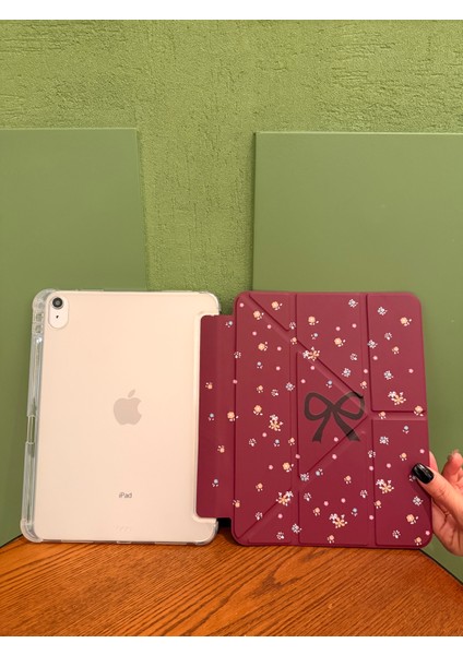 iPad 11 A16 2025 10. Nesil 10.9 Kılıf Bordo Renkli Çiçek Siyah Fiyonk Desenli Kalem Bölmeli Şeffaf Arka Akıllı Kapak fiyatları