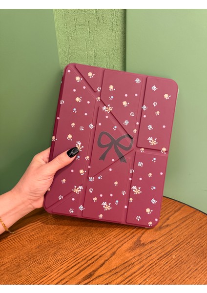 iPad 11 A16 2025 10. Nesil 10.9 Kılıf Bordo Renkli Çiçek Siyah Fiyonk Desenli Kalem Bölmeli Şeffaf Arka Akıllı Kapak modelleri