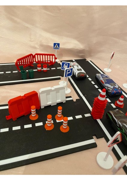 Mini Trafik Eğitim Seti Yol & Trafik Levhaları Dubalar Çocuk Eğitici Set Sürpriz Araba Hediyeli fiyatları