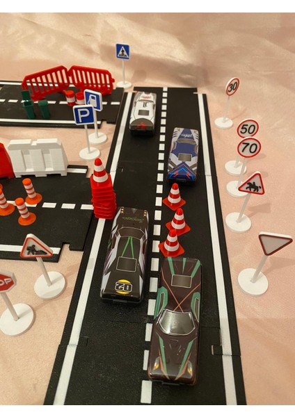 Mini Trafik Eğitim Seti Yol & Trafik Levhaları Dubalar Çocuk Eğitici Set Sürpriz Araba Hediyeli fırsatları