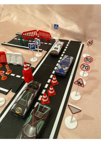 Mini Trafik Eğitim Seti Yol & Trafik Levhaları Dubalar Çocuk Eğitici Set Sürpriz Araba Hediyeli indirimleri