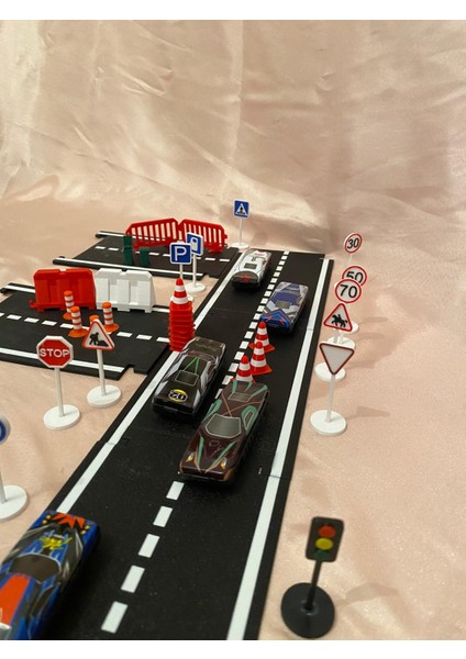 Mini Trafik Eğitim Seti Yol & Trafik Levhaları Dubalar Çocuk Eğitici Set Sürpriz Araba Hediyeli