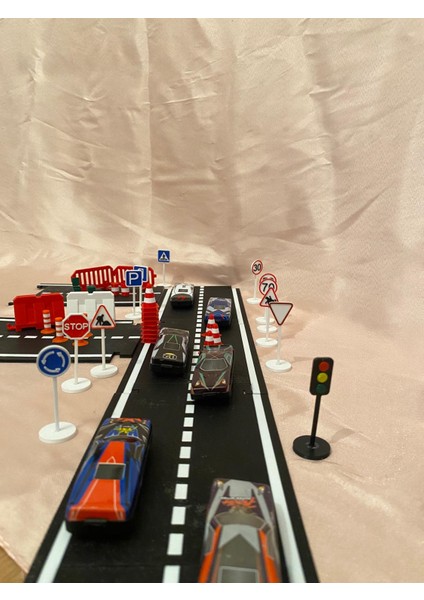 Mini Trafik Eğitim Seti Yol & Trafik Levhaları Dubalar Çocuk Eğitici Set Sürpriz Araba Hediyeli