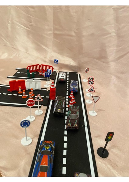 Mini Trafik Eğitim Seti Yol & Trafik Levhaları Dubalar Çocuk Eğitici Set Sürpriz Araba Hediyeli