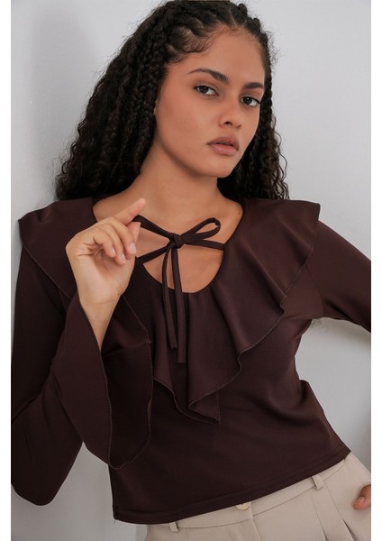Kadın Bdart Fırfırlı V Yaka Kısa Bluz Mocha Kahvesi