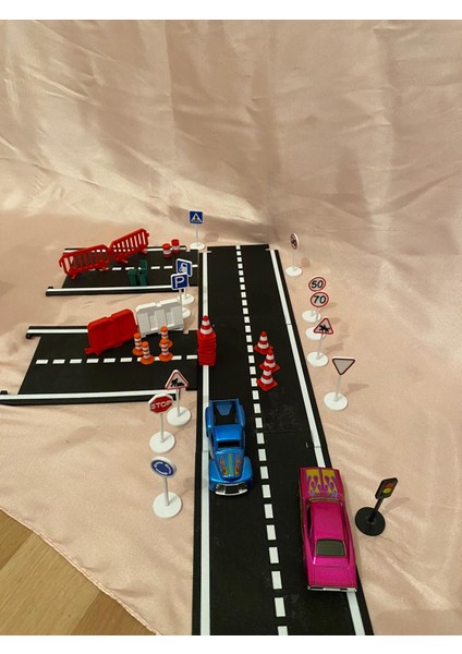 Mini Trafik Eğitim Seti Yol & Trafik Levhaları Duba Çocuk Eğitici Set Sürpriz Araba Hediyeli fırsatları