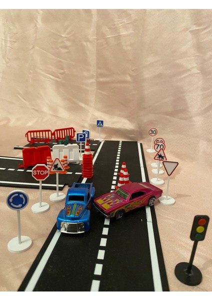 Mini Trafik Eğitim Seti Yol & Trafik Levhaları Duba Çocuk Eğitici Set Sürpriz Araba Hediyeli indirimleri