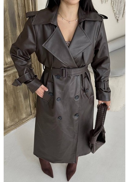 Kadın Trençkot Uzun Suni Deri Kemerli Düğmeli Cepli Yırtmaçlı Kruvaze Yaka Trençkot indirimleri