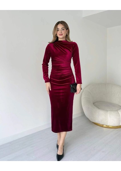 Siyah Uzun Kollu Büzgü Detay Kadife Kumaş Midi Boy Elbise