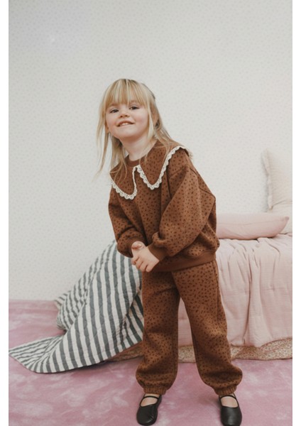 Kız Çocuk Pamuklu Kahverengi Desenli Sweatshirt ve Eşofman Takımı – Dantel Yaka Detaylı