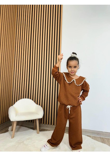 Kız Çocuk Pamuklu Kahverengi Desenli Sweatshirt ve Eşofman Takımı – Dantel Yaka Detaylı