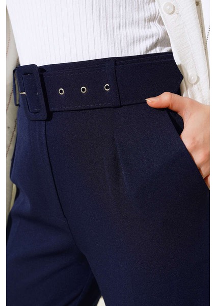 Slim Fit Havuç Paça Kemerli Kadın Pantolon – Zamansız Şıklık, Maksimum Konfor, Modern Siluet