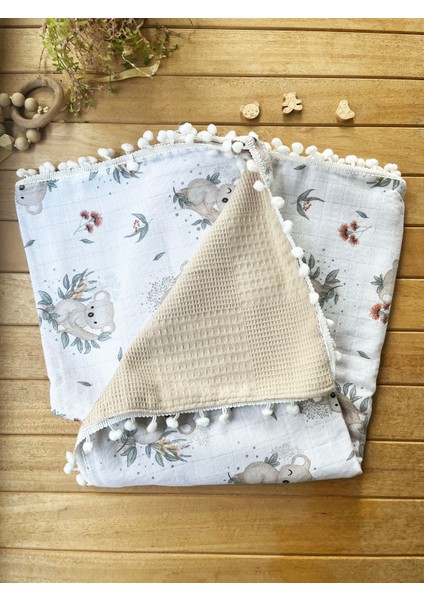 Ön Tarafı Müslin Arka Tarafı Vafıl Kumaş Kenarları Ponponlu Koala Desenli Çift Katlı Battaniye