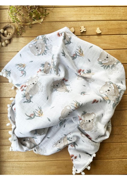 Ön Tarafı Müslin Arka Tarafı Vafıl Kumaş Kenarları Ponponlu Koala Desenli Çift Katlı Battaniye