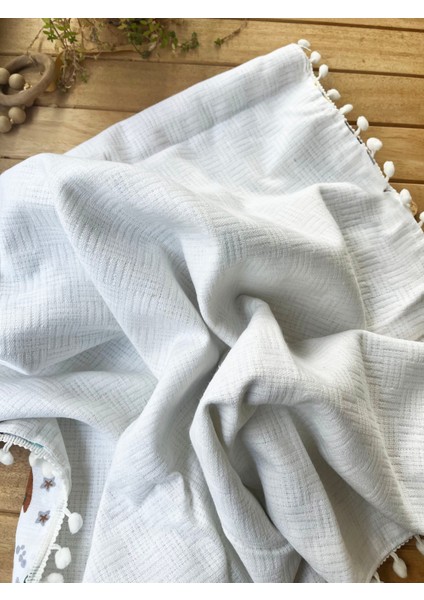 Ön Tarafı Müslin Arka Tarafı Vafıl Kumaş Kenarları Ponponlu Orman Desenli Çift Katlı Battaniye modelleri