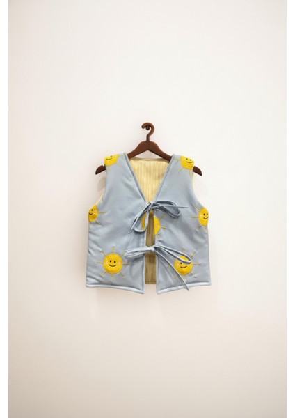 Unisex Çocuk Pamuklu Mavi Güneş Nakışlı Bağlamalı Yelek – Yumuşak Astar Detaylı