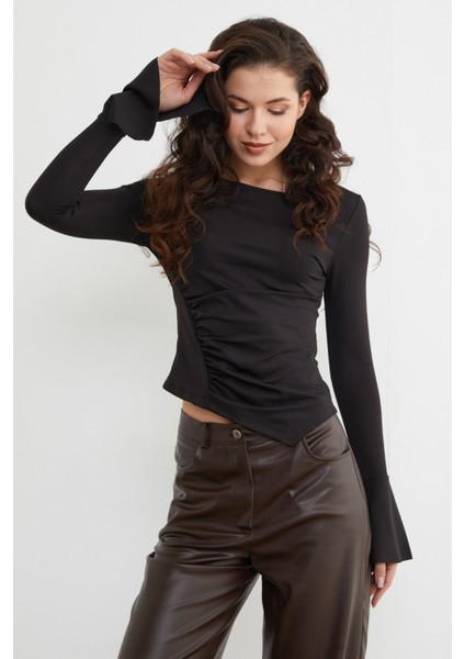 Drapeli Kayık Yaka Kolları Yırtmaç Detaylı Bluz