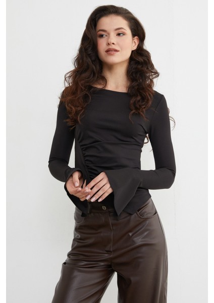 Drapeli Kayık Yaka Kolları Yırtmaç Detaylı Bluz