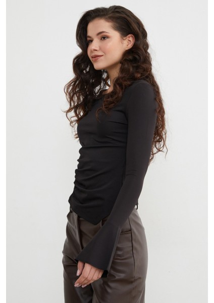 Drapeli Kayık Yaka Kolları Yırtmaç Detaylı Bluz