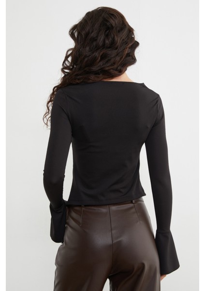 Drapeli Kayık Yaka Kolları Yırtmaç Detaylı Bluz