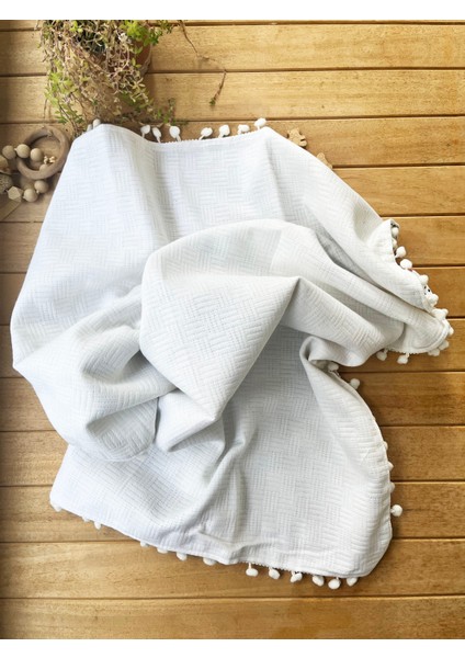 Ön Tarafı Müslin Arka Tarafı Vafıl Kumaş Kenarları Ponponlu Ayıcık Desenli Çift Katlı Battaniye indirimleri