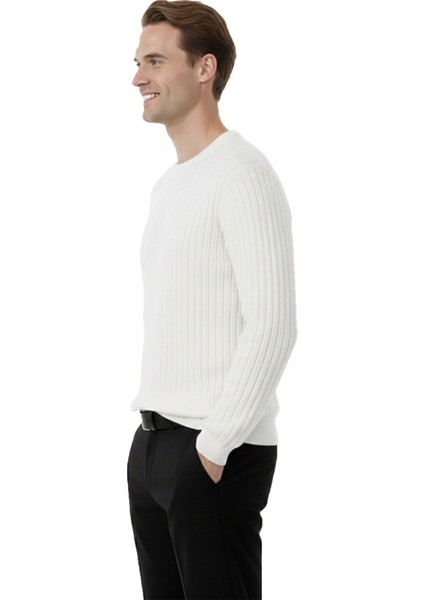 Erkek Beyaz Rahat Kalıp Çizgi Dokulu Triko Kazak – Şık & Modern Tasarım 2605432 fırsatları