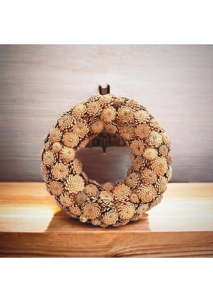 El Yapımı Bej Kozalak Kapı Süsü, Yılbaşı ve Noel Için Şık Dekorasyon Seçeneği