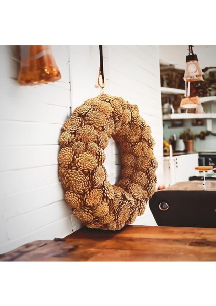 El Yapımı Bej Kozalak Kapı Süsü, Yılbaşı ve Noel Için Şık Dekorasyon Seçeneği