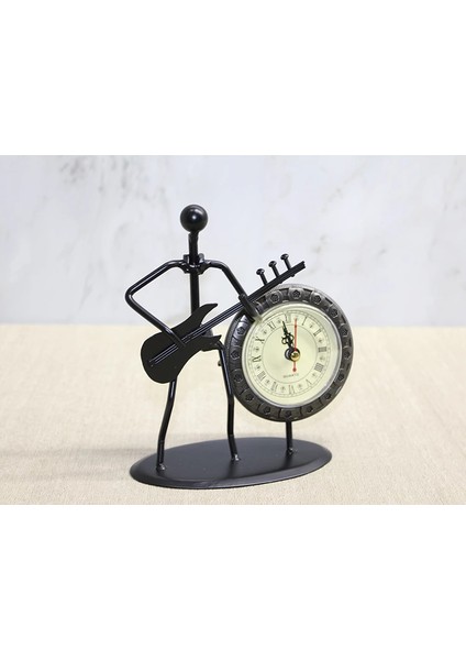 Metal Saatli Gitar Çalan Müzisyen