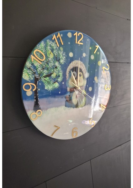 Duvar Saati - 35 cm El Çizimi Epoksi Duvar Saati + Hediye Anahtarlık - Şık Epoksi Duvar Saati - Eşsiz Tasarım - Modern Dekorasyon - Kar Temalı Penguen fiyatları