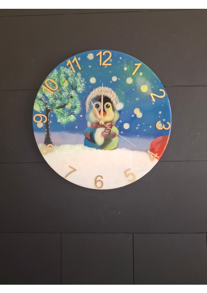 Duvar Saati - 35 cm El Çizimi Epoksi Duvar Saati + Hediye Anahtarlık - Şık Epoksi Duvar Saati - Eşsiz Tasarım - Modern Dekorasyon - Kar Temalı Penguen fırsatları