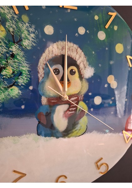 Duvar Saati - 35 cm El Çizimi Epoksi Duvar Saati + Hediye Anahtarlık - Şık Epoksi Duvar Saati - Eşsiz Tasarım - Modern Dekorasyon - Kar Temalı Penguen indirimleri
