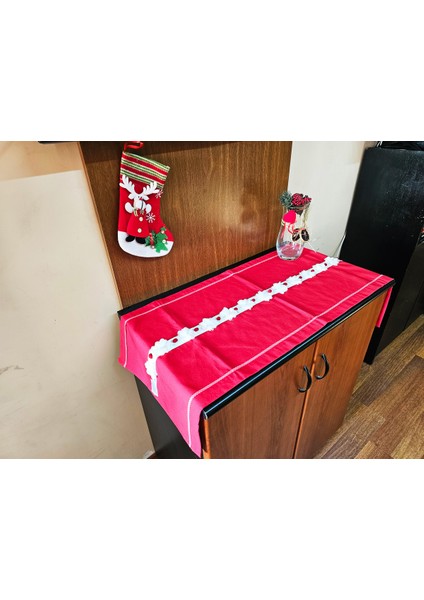 Kırmızı Keten Yılbaşı Runner ile Şık ve Sıcak Sofralar Hazırlayın